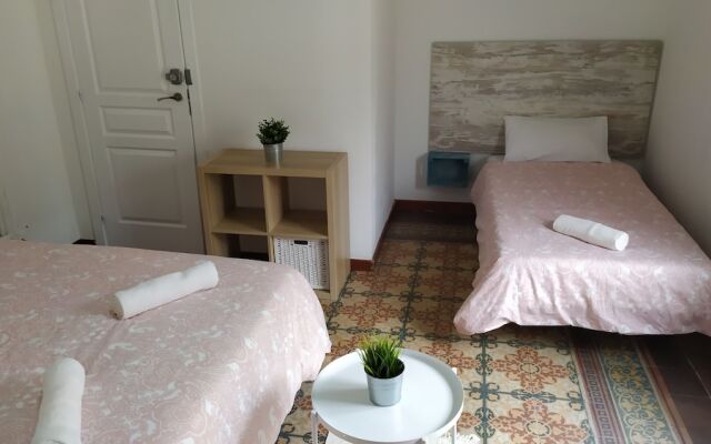 Отель V Barcelona Hostal Испания, Барселона - отзывы, цены и фото номеров - забронировать отель V Barcelona Hostal онлайн комната для гостей