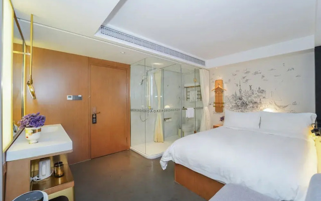 No. 8 Art Hotel