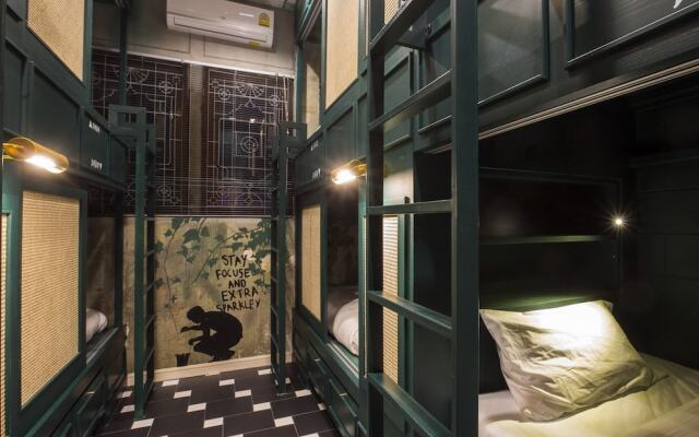 Azure Hostel Bangkok вид на фасад