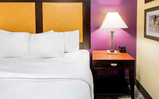 La Quinta Inn & Suites by Wyndham DFW Airport West - Bedford