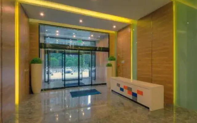Hui Yue Hotel (Hui Rong Plaza, Chengdu Phoenix Mountain Sports Park)