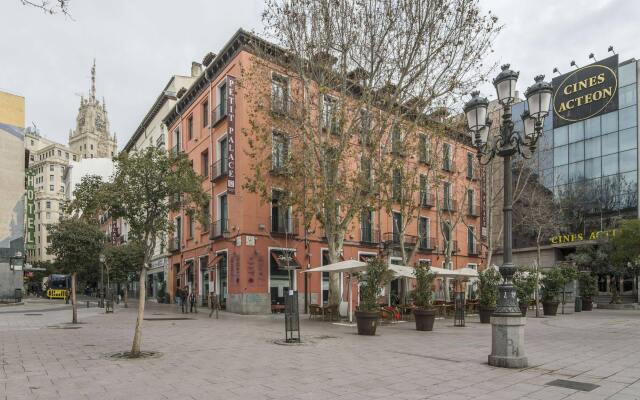 Отель Petit Palace Plaza del Carmen вид на фасад