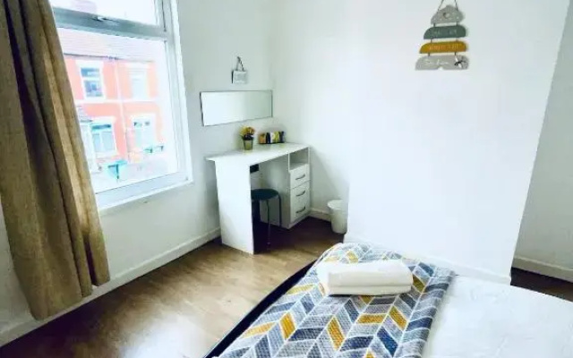Cheerful Town House in Coventry City Centre