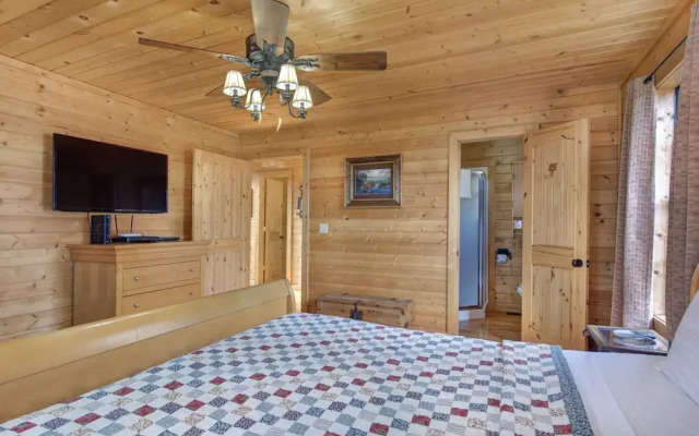 Woodland Wonder w/ Hot Tub and Pool Table!
