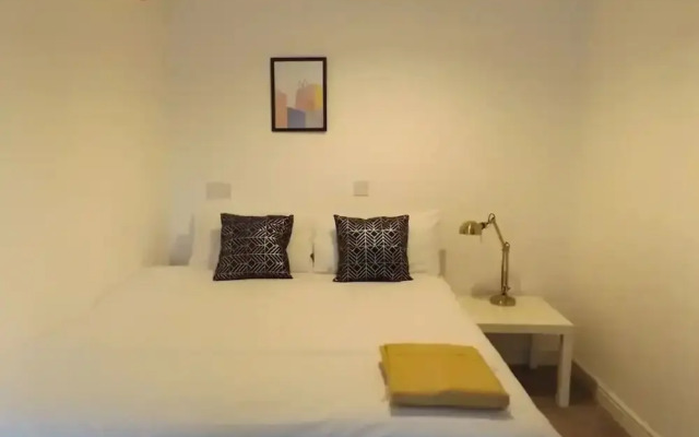 Room in Guest Room - Large Comfortable Room Coventry