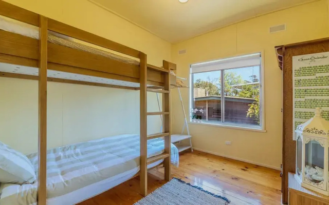 Inverloch Beach Hut - Close To Beach And Shops!