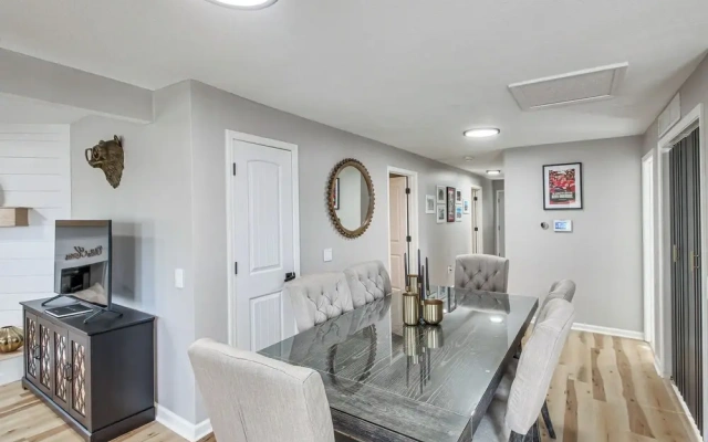 Stylish Home < 1 Mi to Dtwn Olathe: Dogs Welcome!