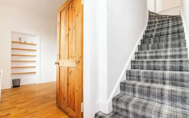 2 Bedroom House - Free Parking