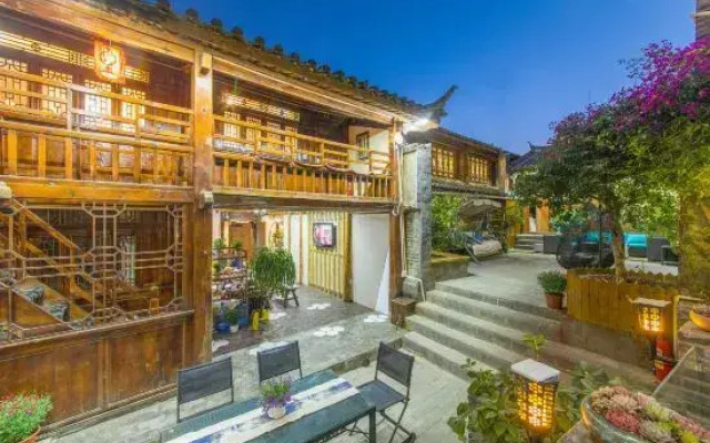 Xuyangju Inn lijiang(丽江旭杨居客栈)