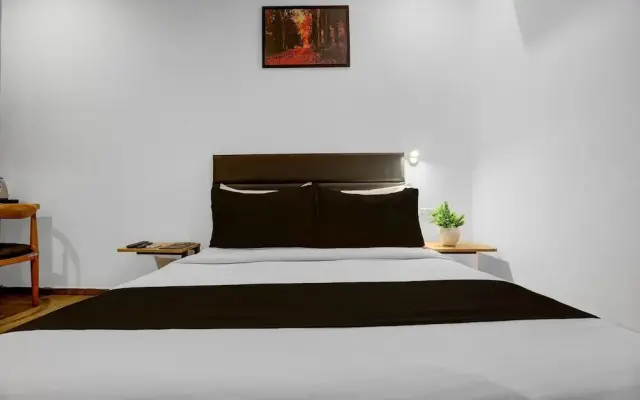 Townhouse Mumfordganj APS Inn
