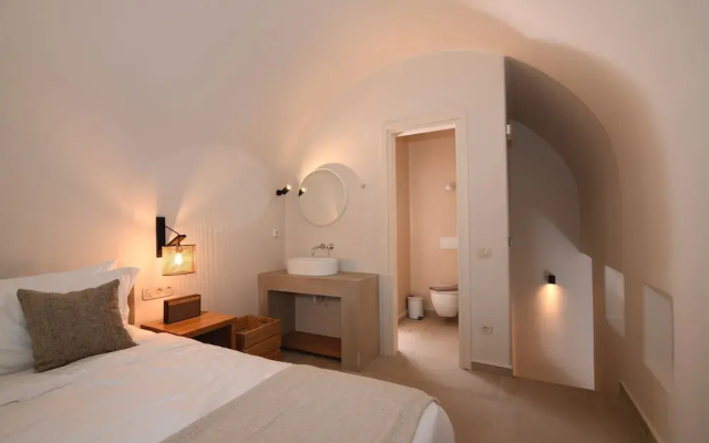 Santorini - Villa - Sleeps 4 - Pool - Parking