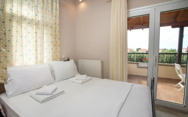 Private 6-bdrm Villa with garden 150m to beach