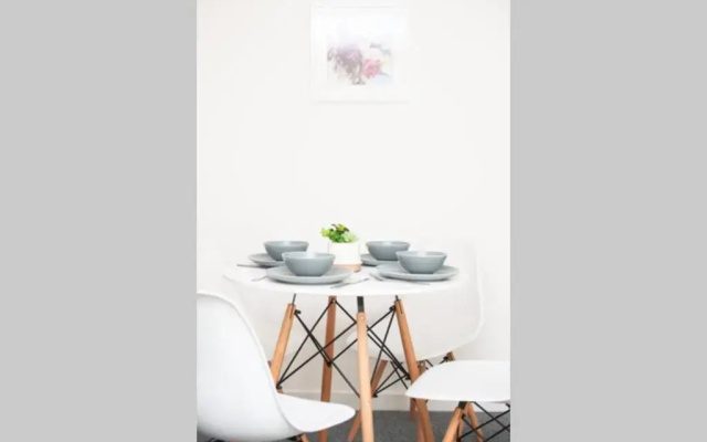 Brynglas Newport flat sleeps 8 - Mycityhaven