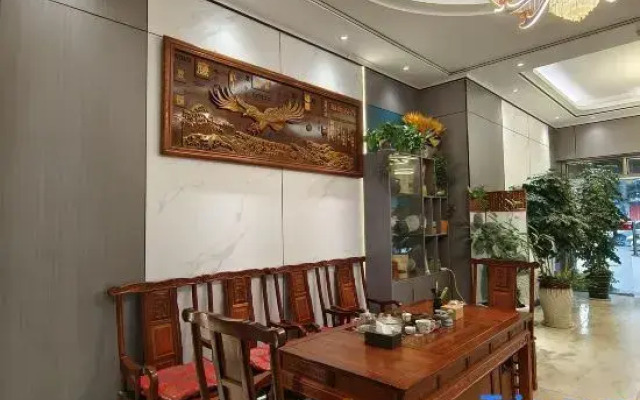 Qujing Qingyi Business Hotel