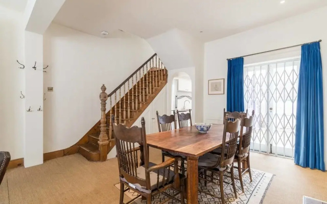 Charming 3BR Home in West London, 6 Guests
