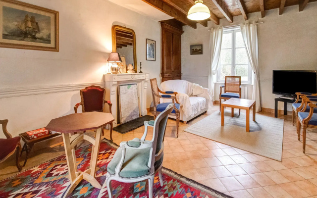 Pretty Holiday Home in Golleville with Private Garden