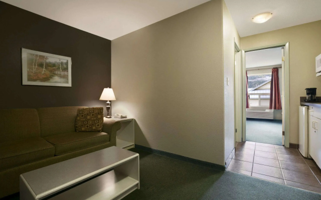 Super 8 by Wyndham Revelstoke BC