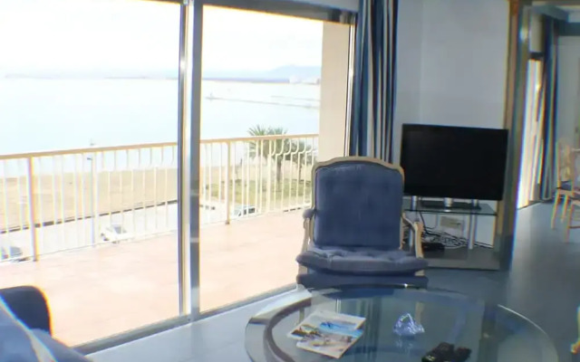 Avenida 5A in Roses With 3 Bedrooms and 2 Bathrooms