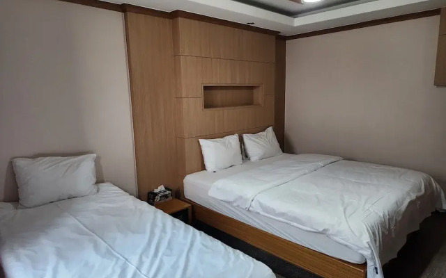 Central Plaza Hotel
