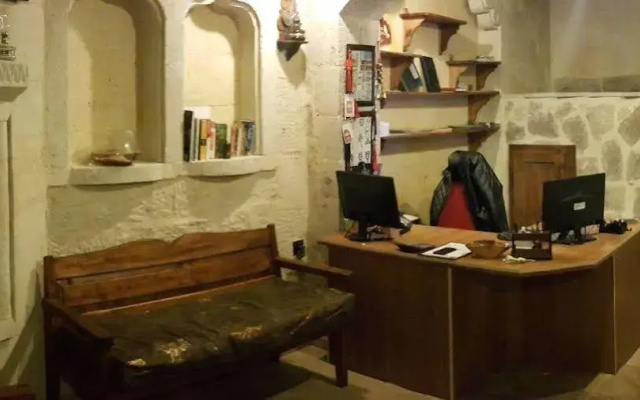 Explorer Cave Hotel