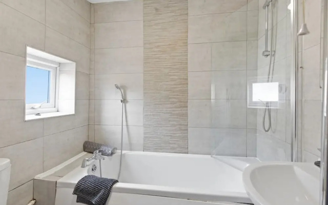 Stylish 3BR Gateshead Home Free Parking Sleeps 6