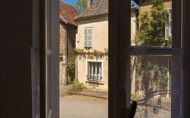 Charming holiday home in Ségur-le-Château with parking