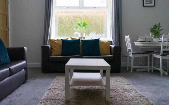 Chestnut House - Sleeps 4 - Pet Friendly - Parking