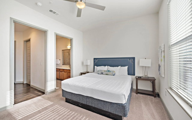 Elegant, Recently Upgraded Apt – Downtown Location