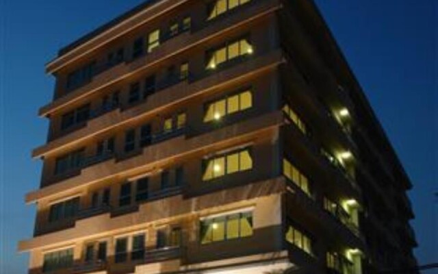 Отель Malee Suites Sathon Таиланд, Бангкок - отзывы, цены и фото номеров - забронировать отель Malee Suites Sathon онлайн вид на фасад