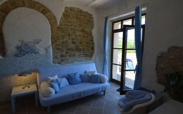 Cozy Couples Getaway w/ Wifi