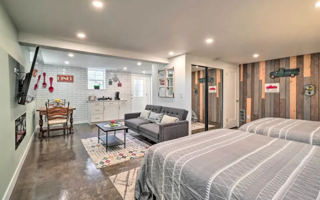 Ski & Hike: Cozy Dtwn Reno Studio w/ Fireplace