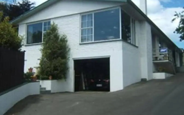 12 White Star Motel