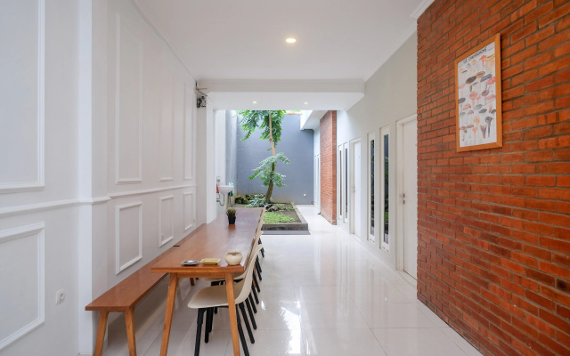 Urbanview Stay @H Jakal by RedDoorz