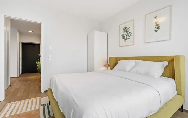 Stylish Luxurious Apt w Pool & Gym ID214