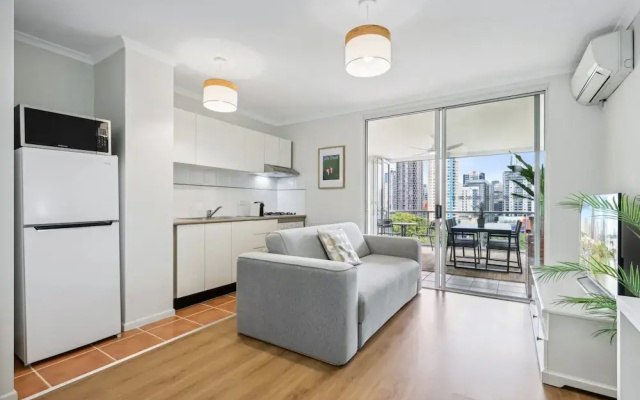 Bright 1-bed With Great Views & Amenities