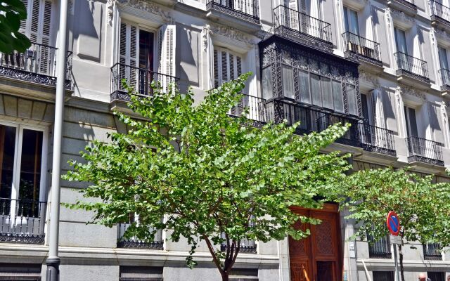 Отель We are Madrid Palacio вид на фасад
