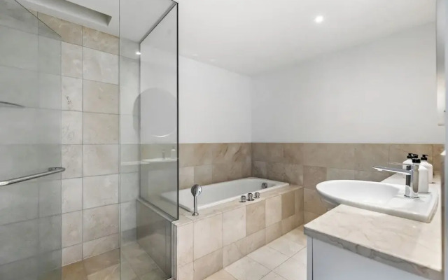 Modern 1BR Escape Central Auckland