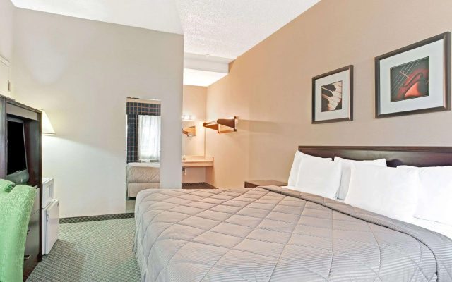 Days Inn by Wyndham Federal Way