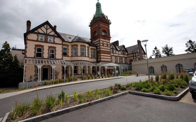 The Lucan Spa Hotel вид на фасад