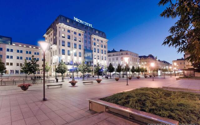 Отель Novotel Vilnius Centre Литва, Вильнюс - 11 отзывов об отеле, цены и фото номеров - забронировать отель Novotel Vilnius Centre онлайн вид на фасад