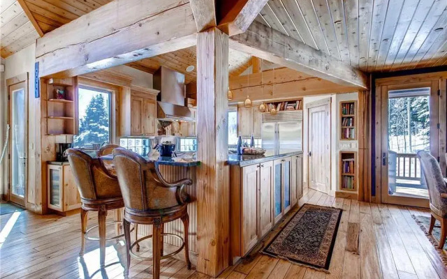 Three Peaks Mountain Lodge