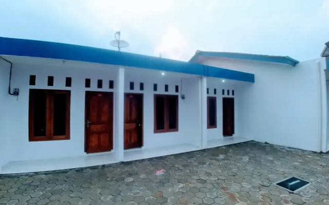 RedDoorz Syariah Plus near Jatiwarna Toll Gate