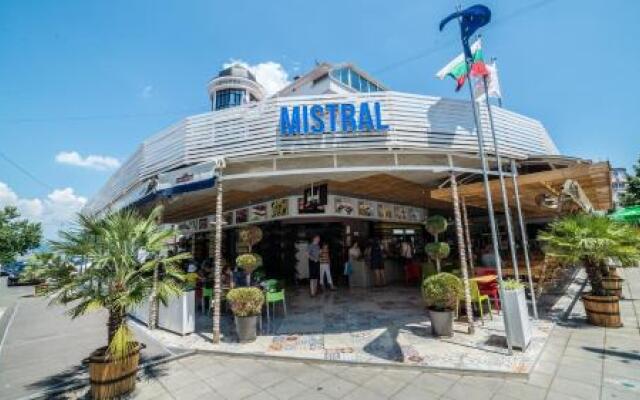 Отель Mistral Болгария, Несебр - отзывы, цены и фото номеров - забронировать отель Mistral онлайн вид на фасад