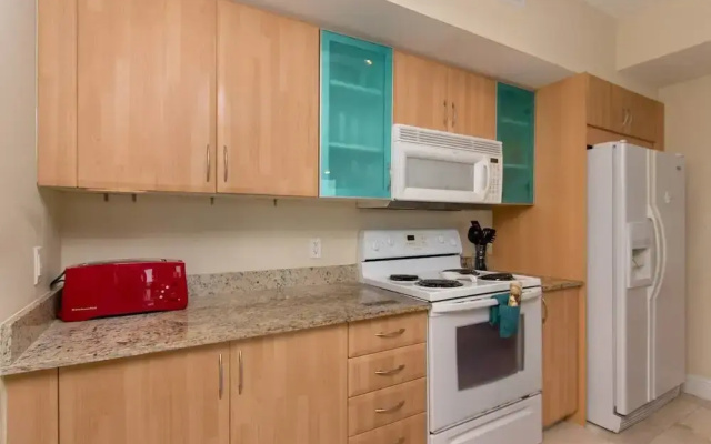 Beautiful Asian Retreat 2bd/2bth Apt. min to Beach