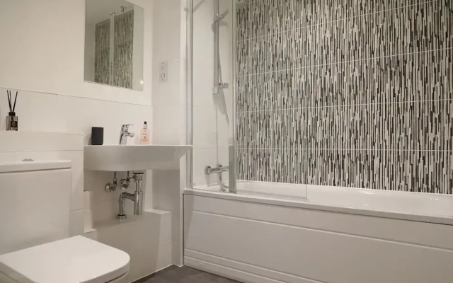 Luxury Bath Riverside Apt Parking & Gym