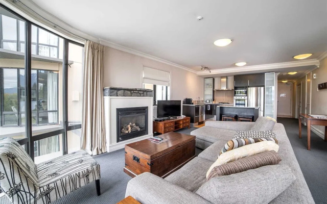 The Beacon - 2 Bedroom Luxe Apartment