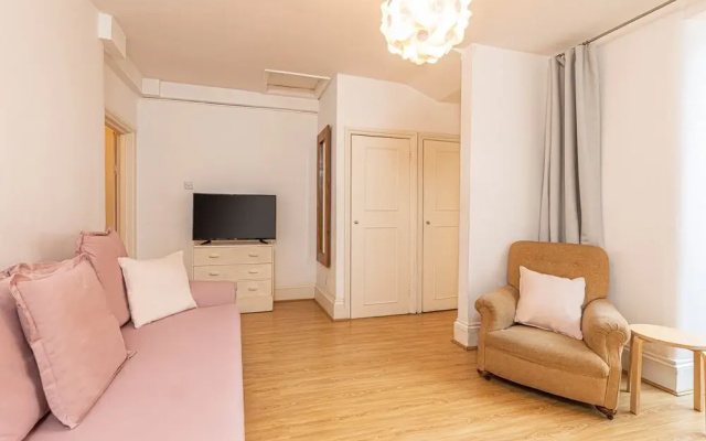 Charming 1-bed flat w/ patio near Notting Hill