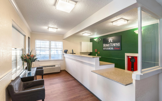 HomeTowne Studios by Red Roof Atlanta - Norcross Downtown
