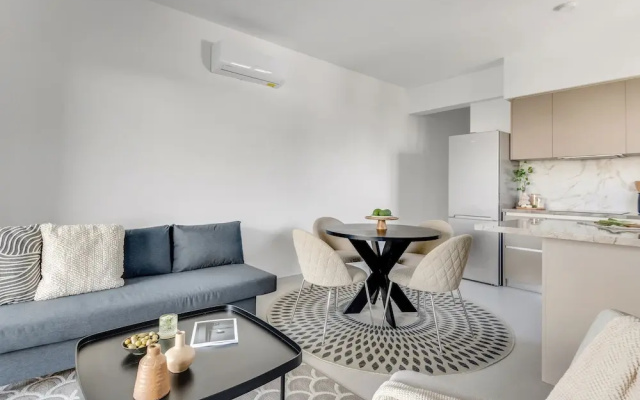 Sanders Triple - Nice 1-bdr Apt With Balcony