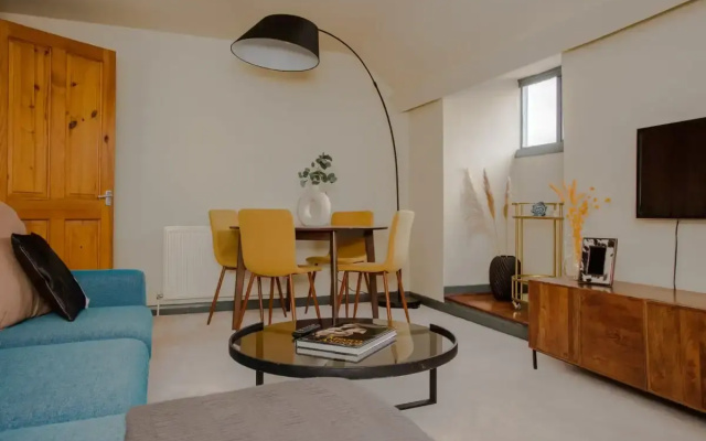 The Crescent Moon - Elegant 1bdr Flat
